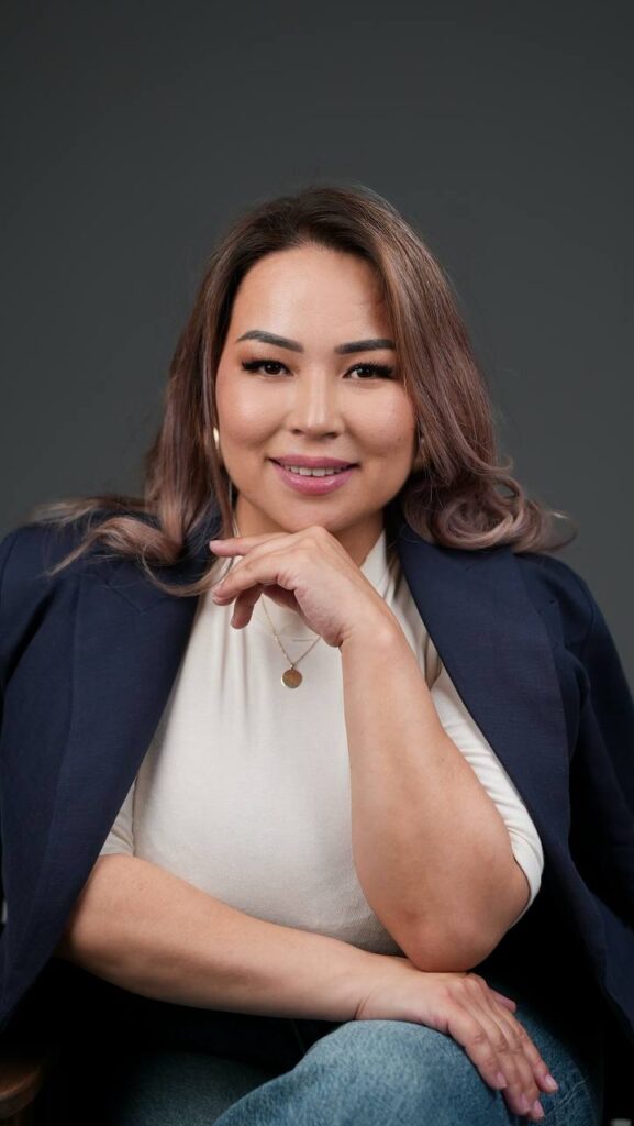 Университеттегі әйелдер дәретханасына зәр шығару кезіндегі жасырын камера түсірілімі. Онлайн көру.