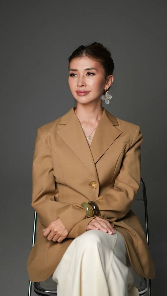 Бетінде отырған колготки киген қыз