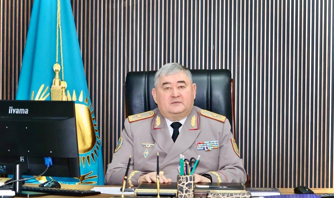 Жасырын камераларды жұлып алып жатқан жігіттер