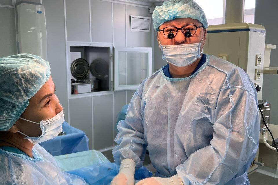 Жігітті қолмен ұрып жатыр